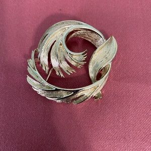 Signed Lisner Circular Brooch Pin